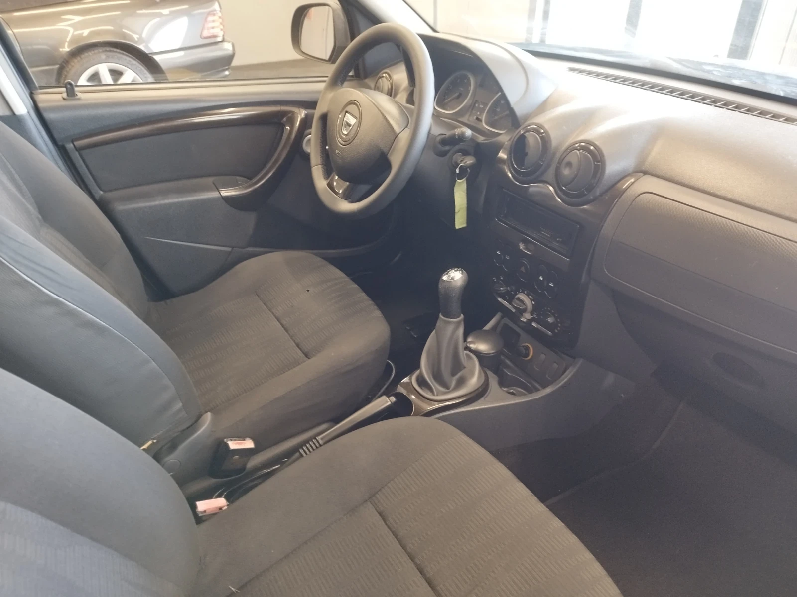Dacia Duster 1.6 бензин, снимка 7 - Автомобили и джипове - 54594352