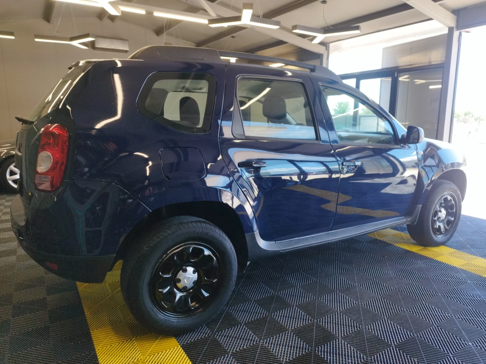 Dacia Duster 1.6 бензин, снимка 4 - Автомобили и джипове - 54594352