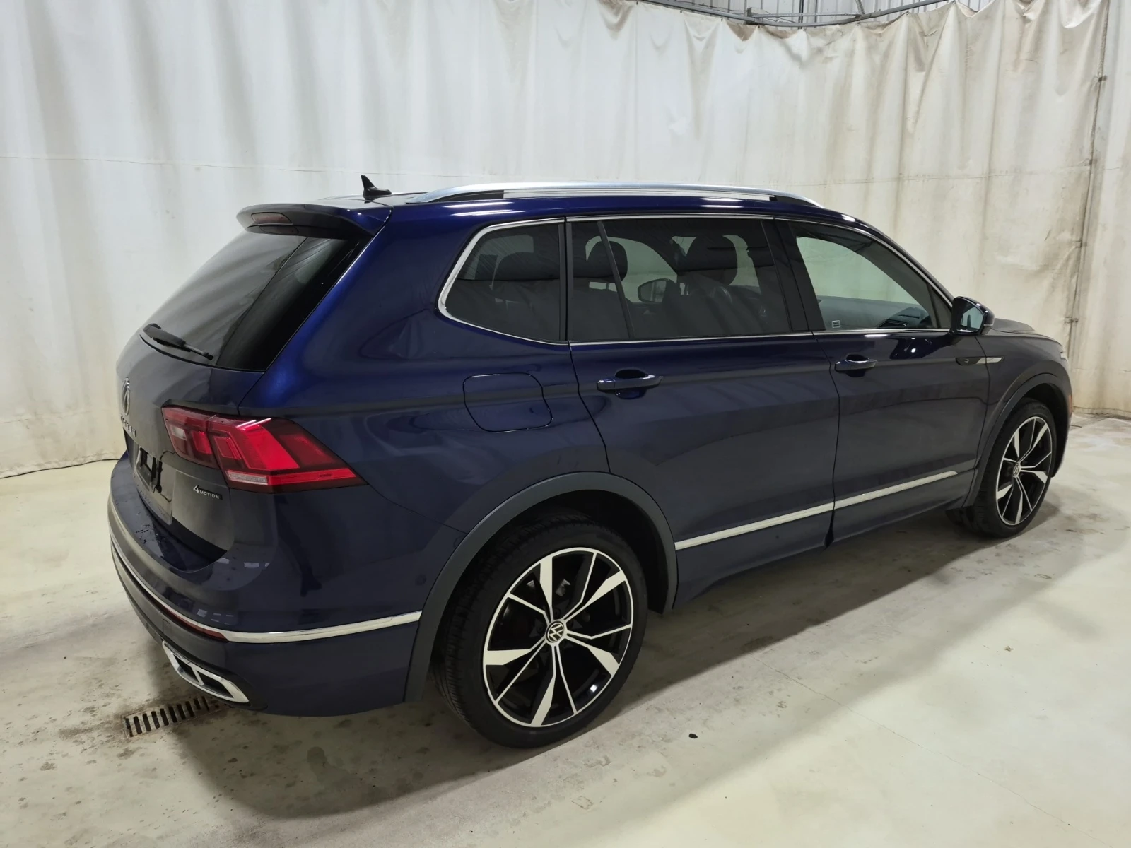 VW Tiguan HIGHLINE R-LINE, CARFAX, АВТОКРЕДИТ, снимка 3 - Автомобили и джипове - 56087169