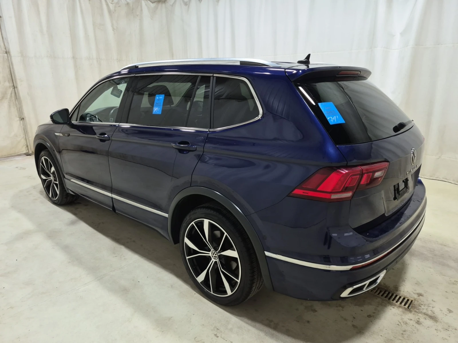 VW Tiguan HIGHLINE R-LINE, CARFAX, АВТОКРЕДИТ, снимка 4 - Автомобили и джипове - 56087169