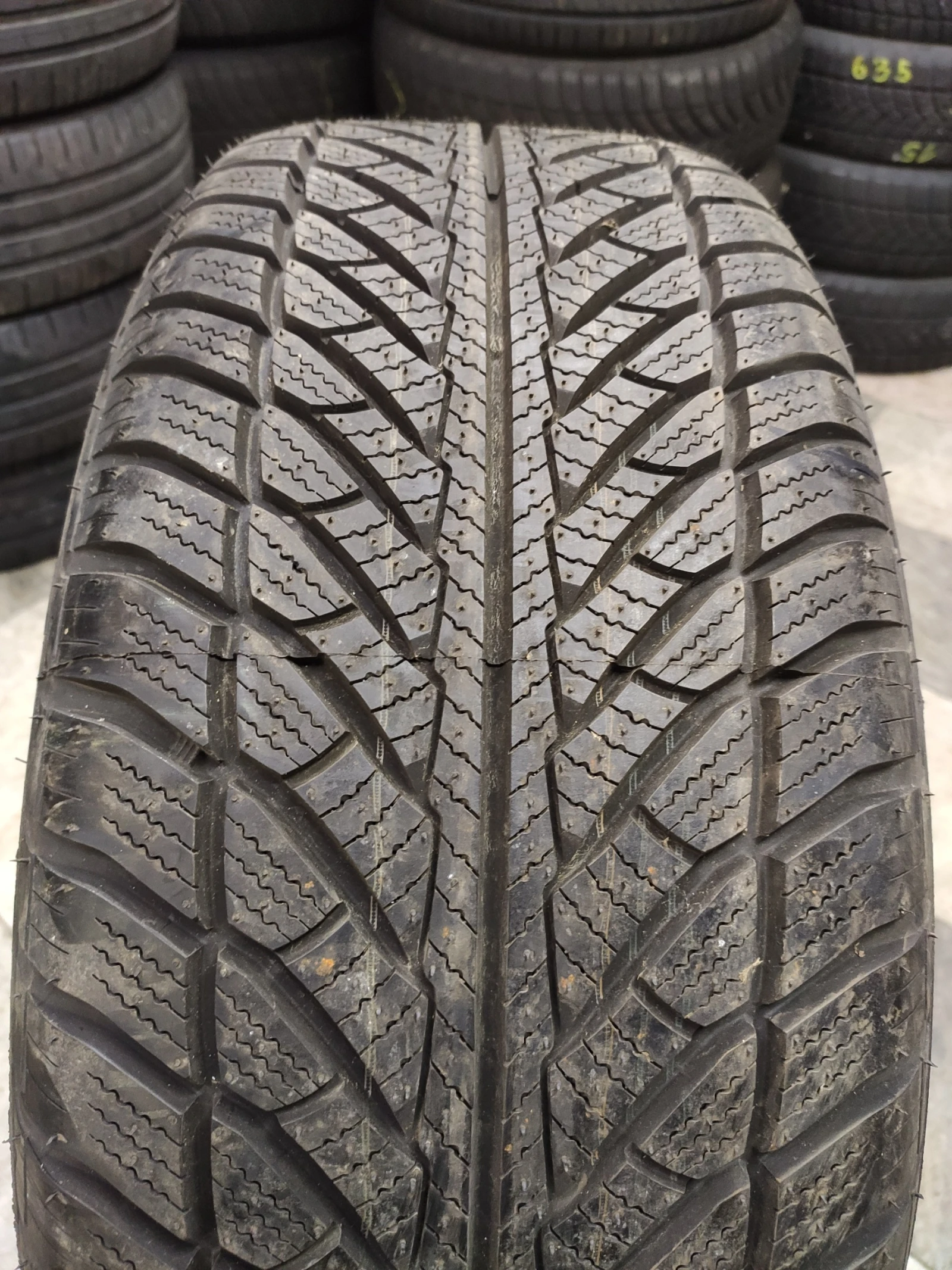 Гуми Зимни 255/50R19, снимка 2 - Гуми и джанти - 54634624