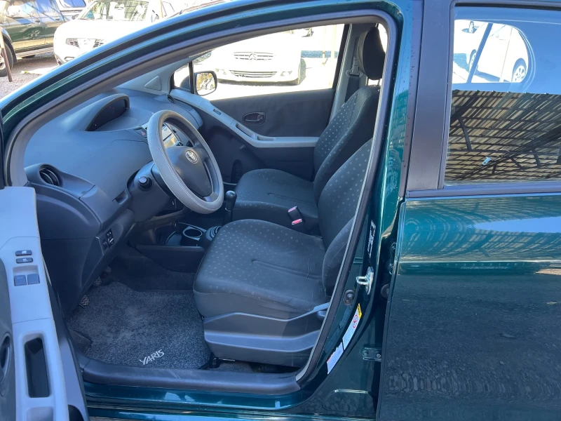 Toyota Yaris 1.3i, снимка 10 - Автомобили и джипове - 48003663