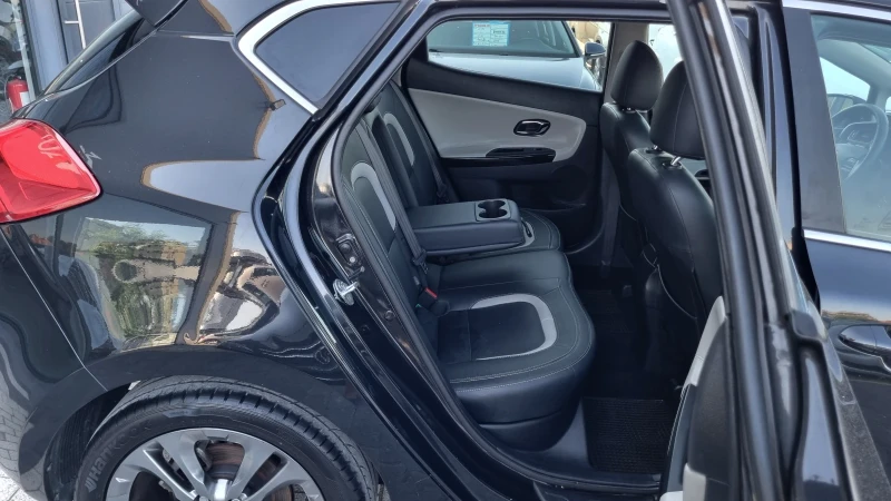 Kia Ceed 1.6 CRDI * * ПЪЛНА ГАРАНЦИЯ!!!, снимка 11 - Автомобили и джипове - 50791068