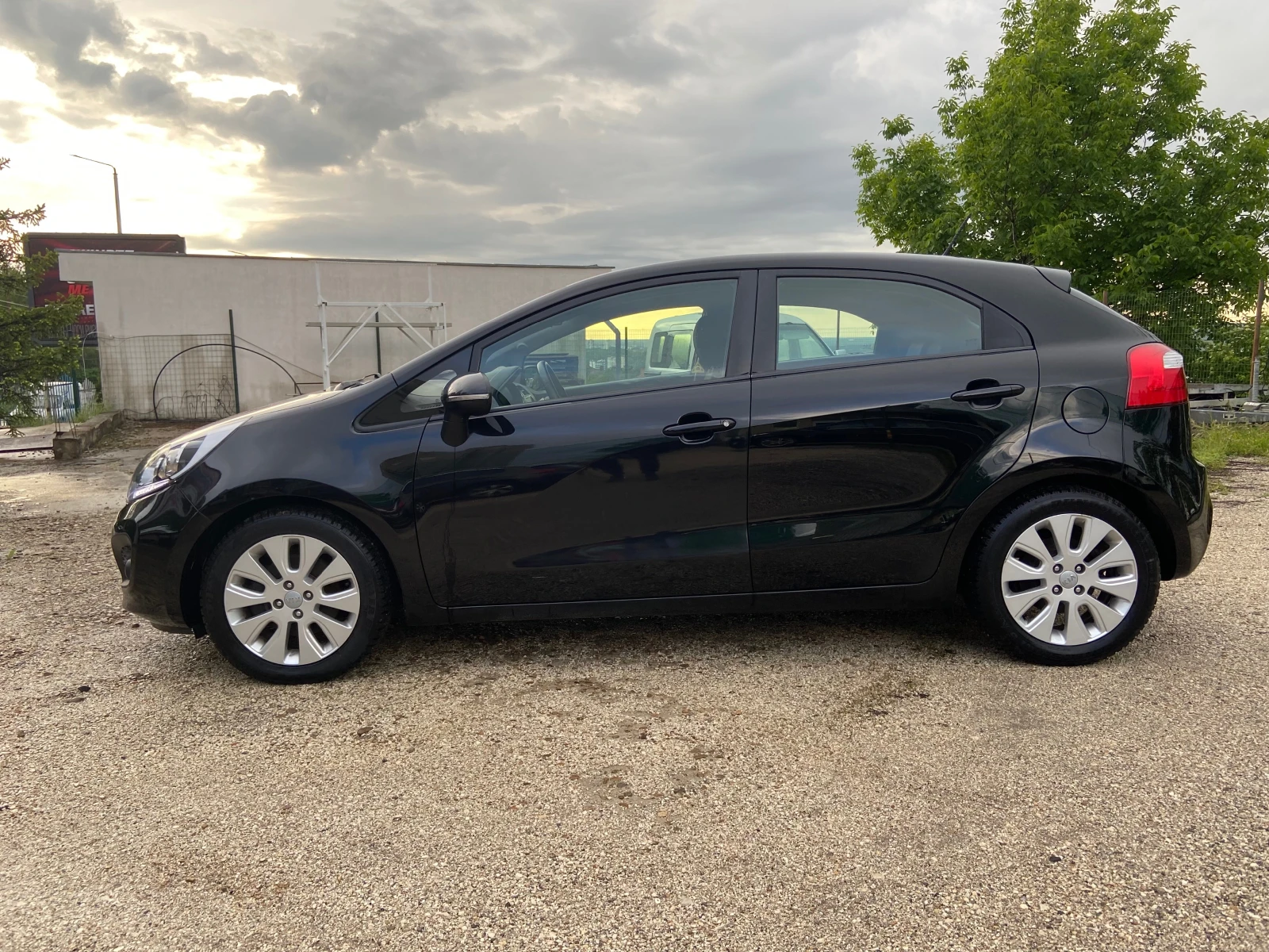 Kia Rio 1.4 CRDI NAVI Камера Подгряване седалки волан, снимка 2 - Автомобили и джипове - 54646509