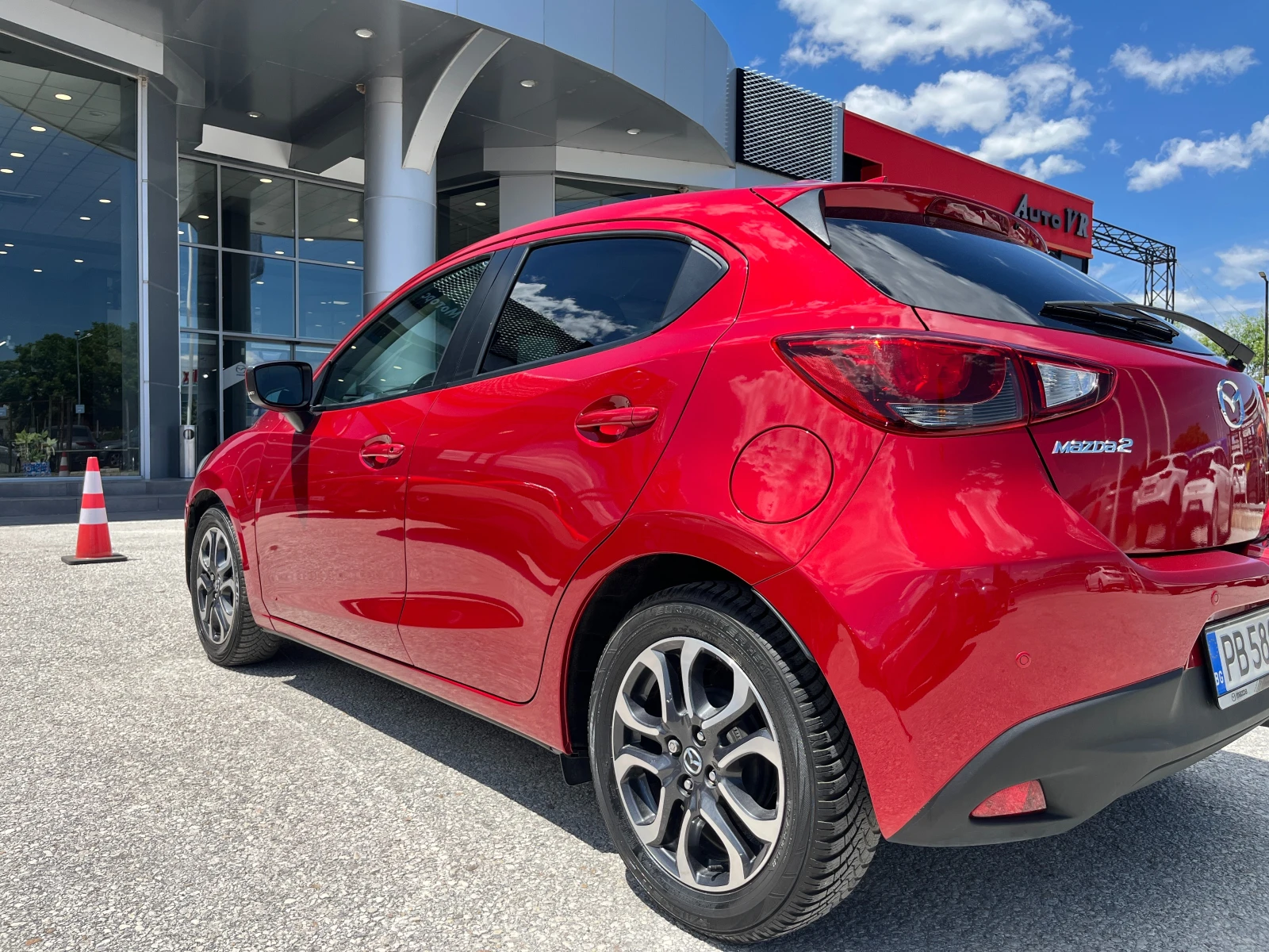 Mazda 2 1.5 бензин 52000км нова от бг ! навигация кейлес, снимка 6 - Автомобили и джипове - 54713660