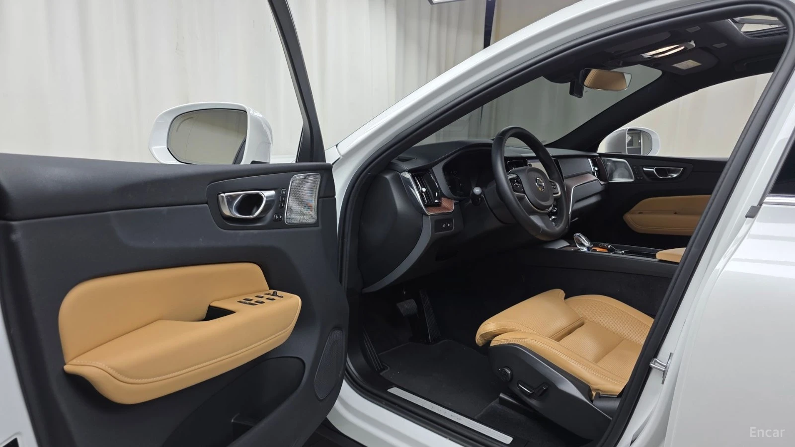 Volvo XC60 T8* ULTRA BRIGHT* BOWERS&WILKINS* ПАНО* 360* HUD* , снимка 9 - Автомобили и джипове - 55529956