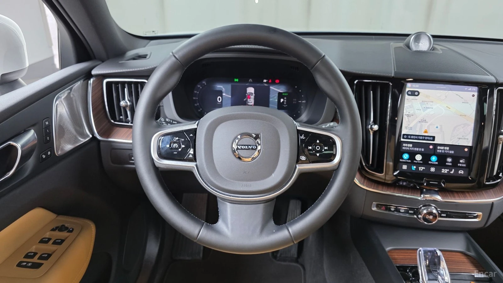 Volvo XC60 T8* ULTRA BRIGHT* BOWERS&WILKINS* ПАНО* 360* HUD* , снимка 13 - Автомобили и джипове - 55529956