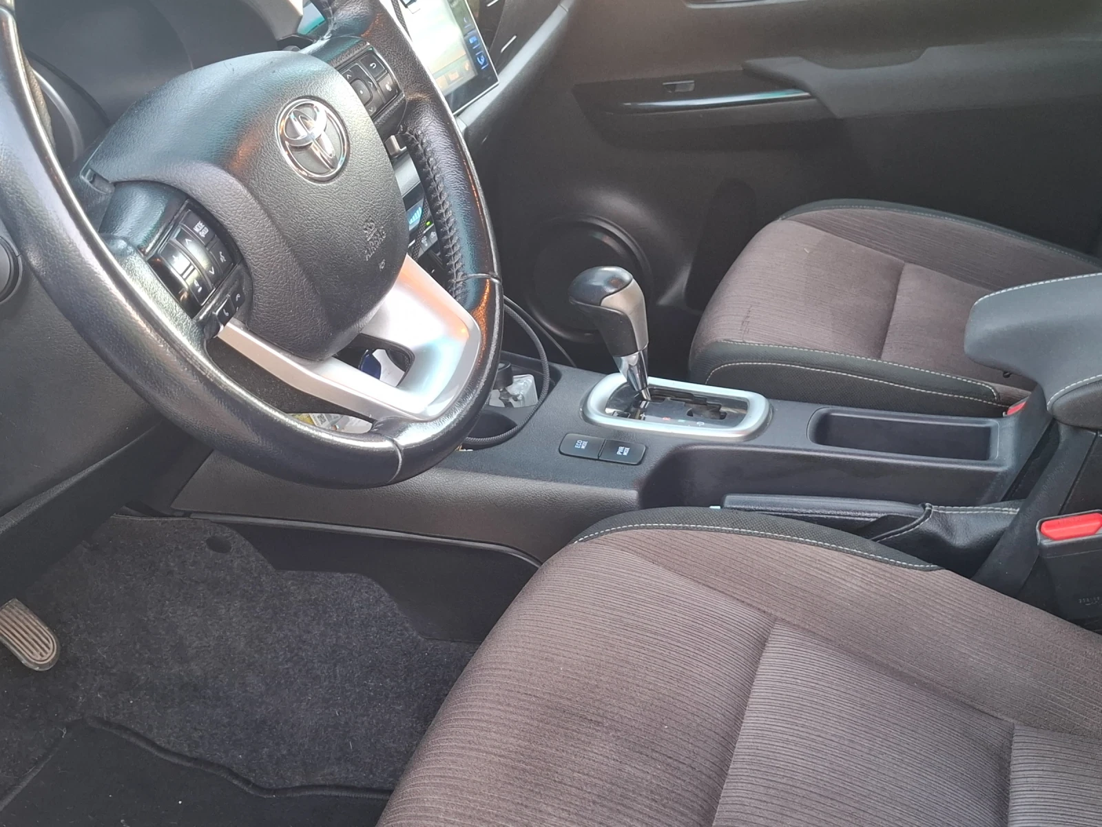 Toyota Hilux 2.4D, снимка 12 - Автомобили и джипове - 55981534