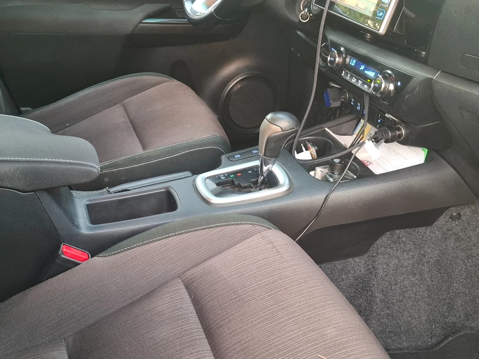 Toyota Hilux 2.4D, снимка 14 - Автомобили и джипове - 55981534