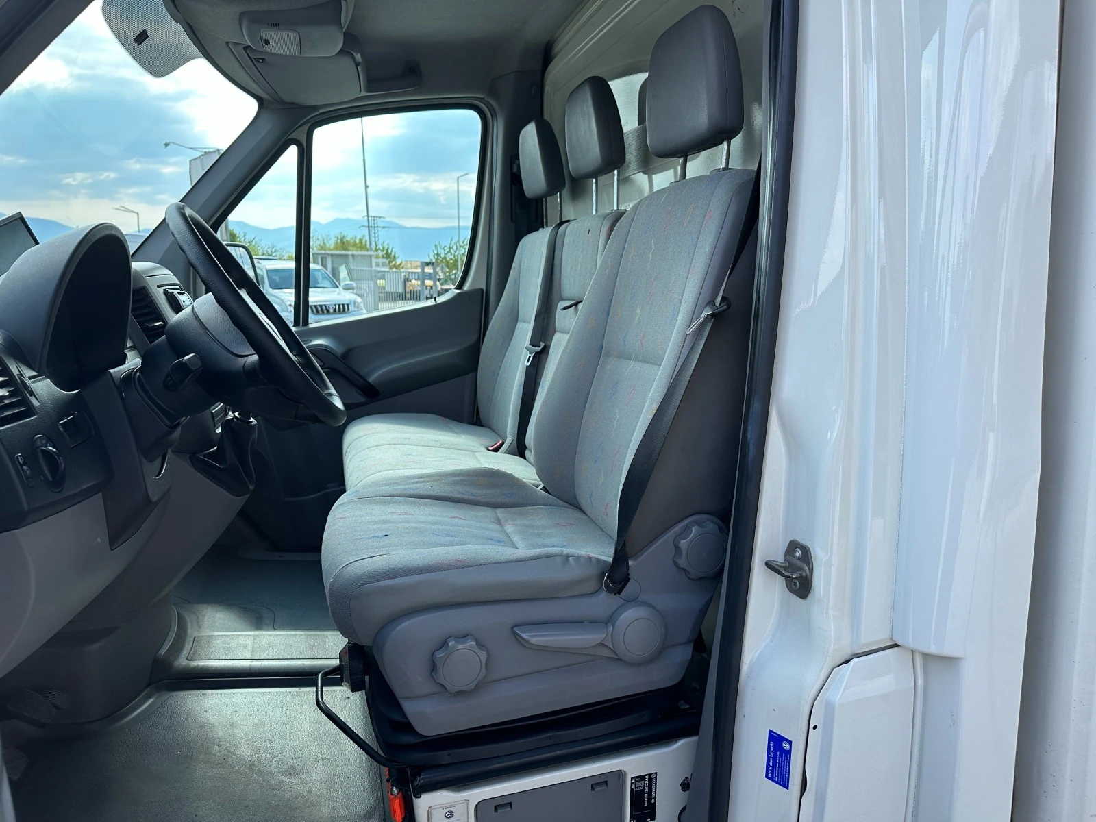 VW Crafter до 3,5t. 4,33м. 163к.с. Падащ борд + Клима  - изображение 9