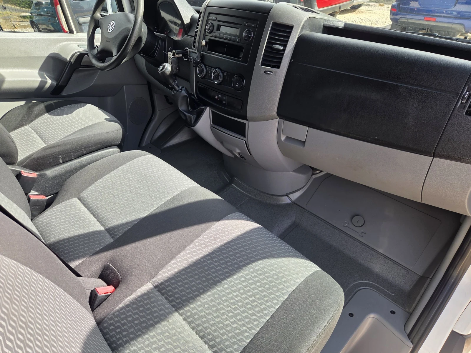 VW Crafter 2.0tdi.климатик.140кс., снимка 10 - Бусове и автобуси - 55428529