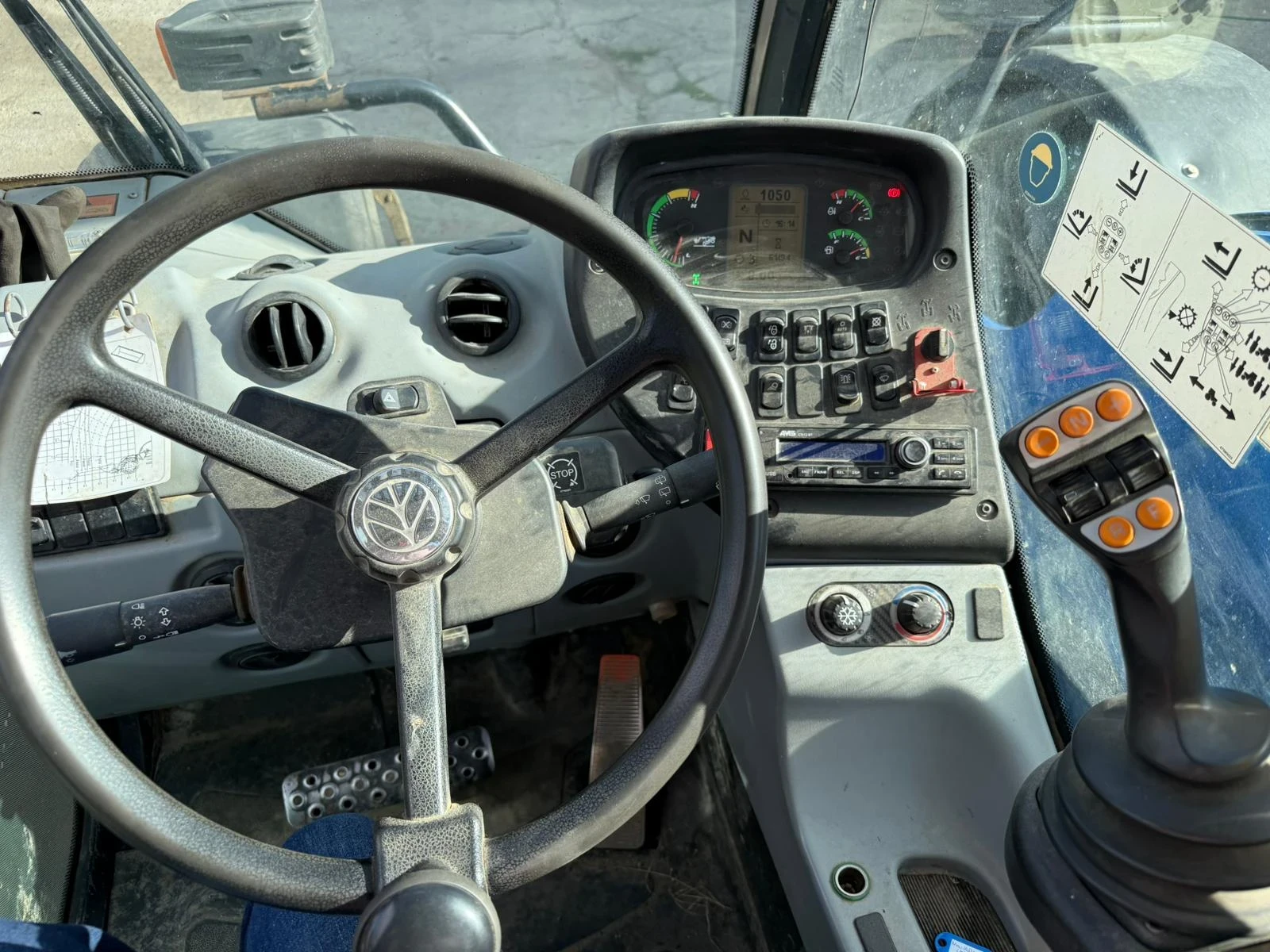 Телескопичен товарач New Holland LM7.42 - изображение 3