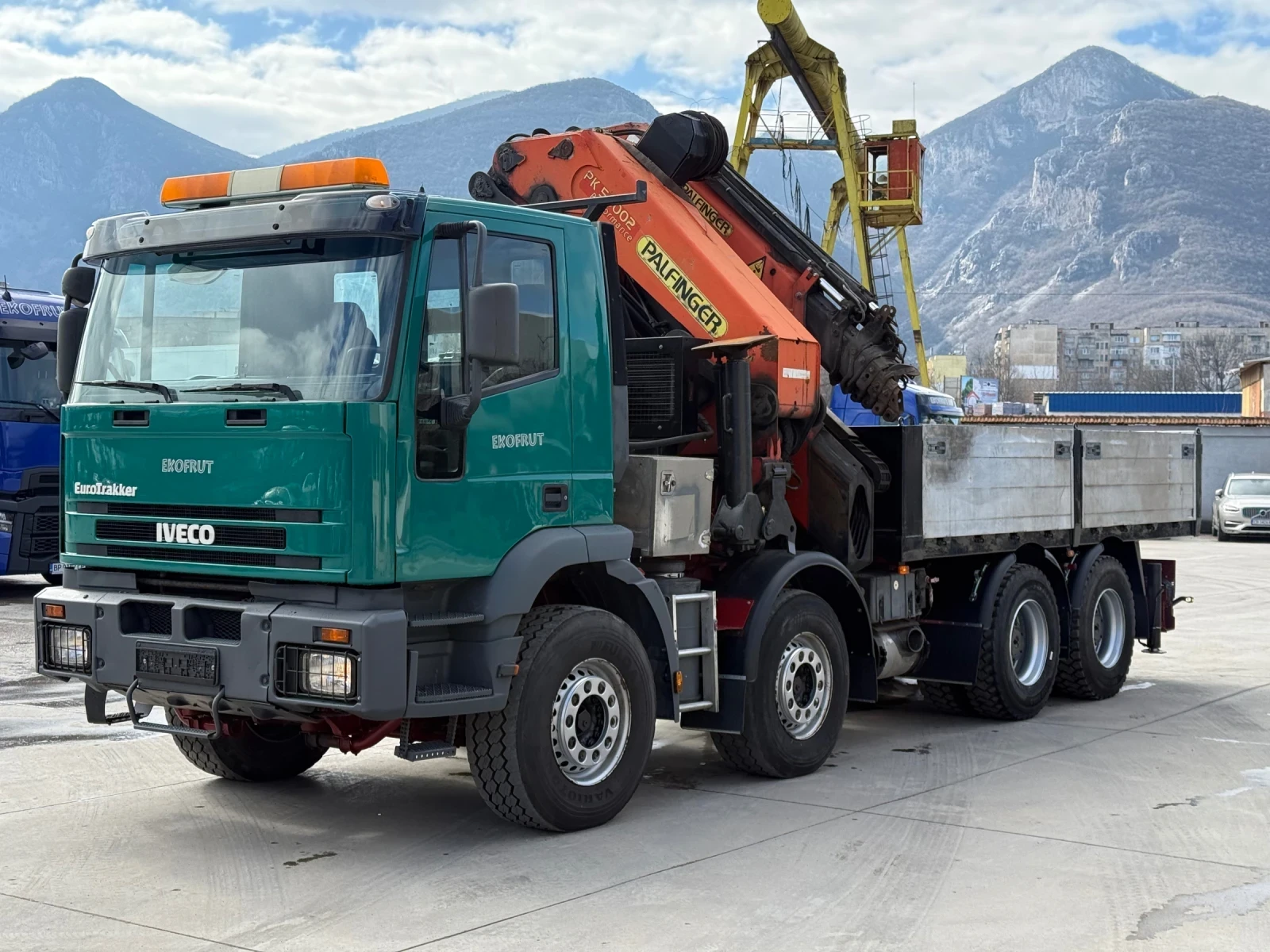 Автовишка Iveco Trakker Кран Palffinger PK56002 Performance , снимка 2 - Индустриална техника - 54607523