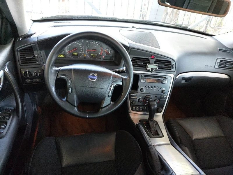 Volvo V70 2,4i 140ps AUTOMATIC, снимка 6 - Автомобили и джипове - 40411049