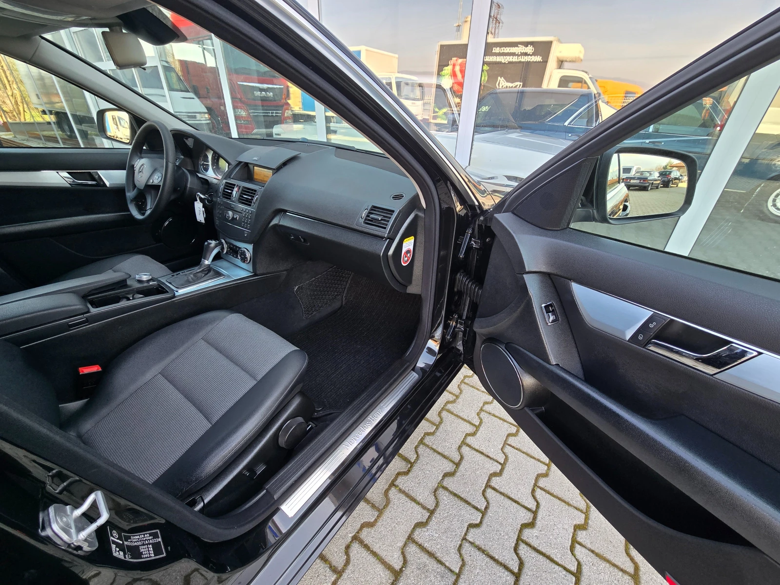 Mercedes-Benz C 200 Автоматик !! AVANTGARDE !!, снимка 15 - Автомобили и джипове - 53806702