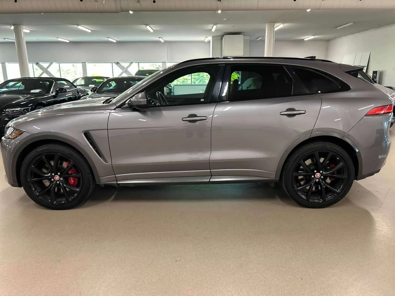 Jaguar F-PACE SVR/CARFAX/ФИНАНСИРАНЕ, снимка 3 - Автомобили и джипове - 54769893