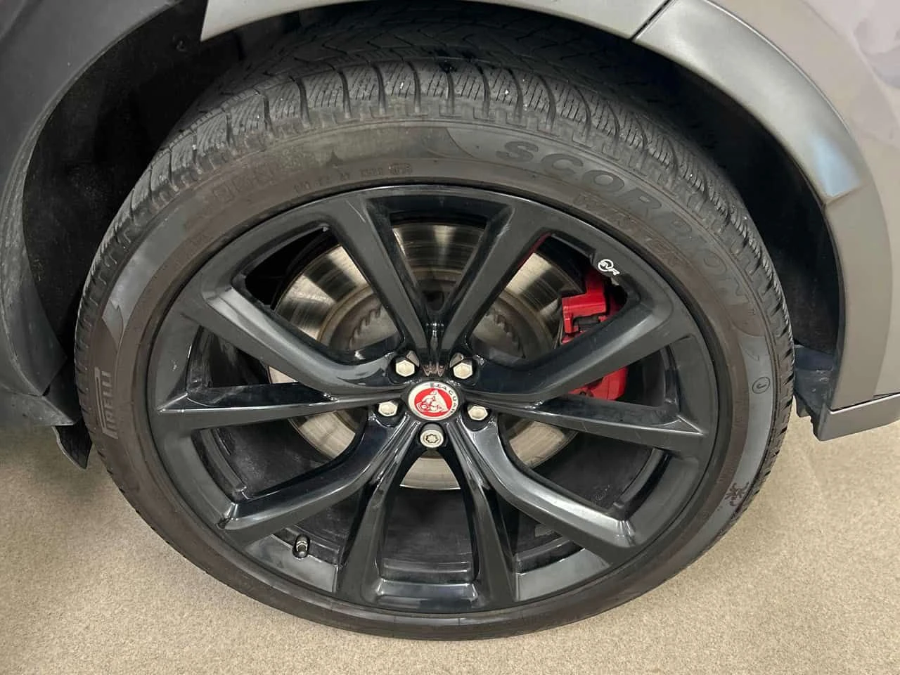 Jaguar F-PACE SVR/CARFAX/ФИНАНСИРАНЕ, снимка 16 - Автомобили и джипове - 54769893