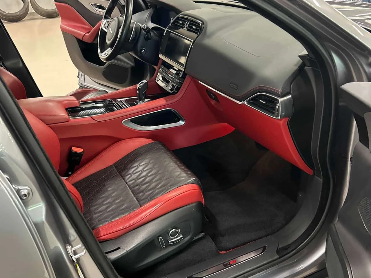 Jaguar F-PACE SVR/CARFAX/ФИНАНСИРАНЕ, снимка 11 - Автомобили и джипове - 54769893