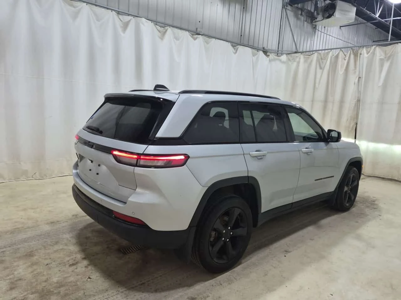 Jeep Grand cherokee ALTITUDE | ПОДГРЕВИ| ПАНОРАМА| CARFAX| , снимка 3 - Автомобили и джипове - 55623973