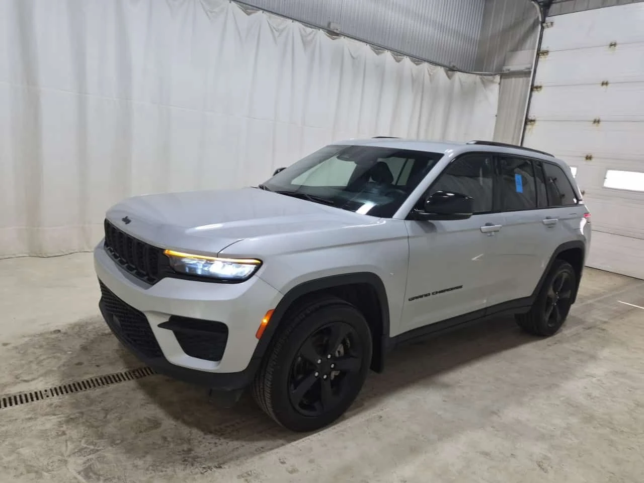 Jeep Grand cherokee ALTITUDE | ПОДГРЕВИ| ПАНОРАМА| CARFAX| 