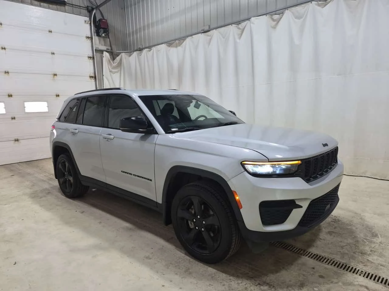 Jeep Grand cherokee ALTITUDE | ПОДГРЕВИ| ПАНОРАМА| CARFAX| , снимка 2 - Автомобили и джипове - 55623973