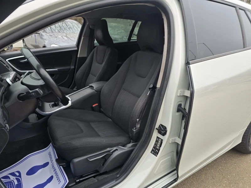 Volvo V60 2.0d 163к.с Топ състояние , снимка 9 - Автомобили и джипове - 52828673