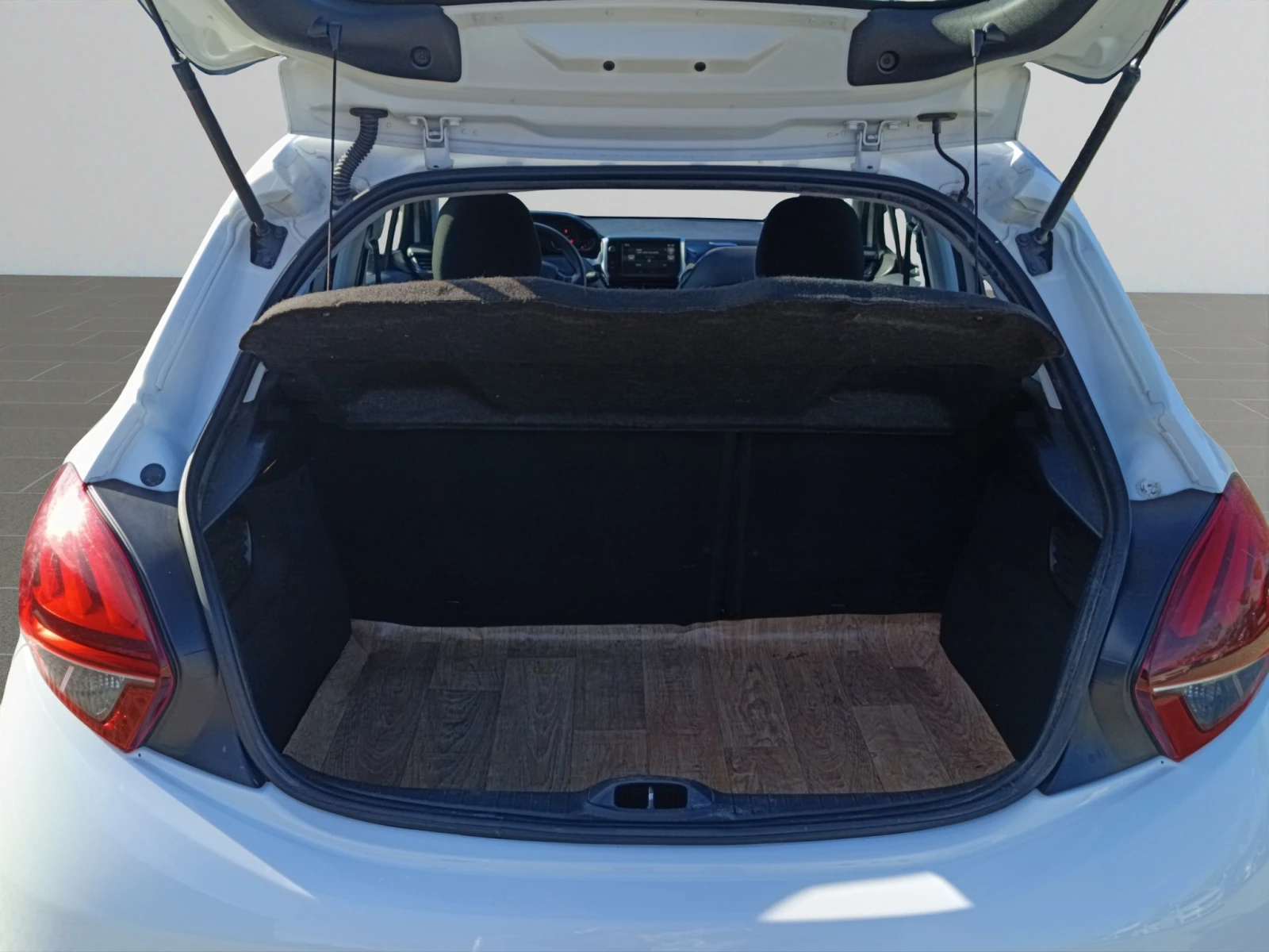Peugeot 208, снимка 16 - Автомобили и джипове - 54456959
