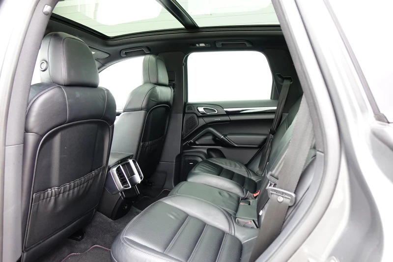 Porsche Cayenne GTS OPTIC* HD MATRIX LIGTS* BOSE* PANO* , снимка 15 - Автомобили и джипове - 52592584