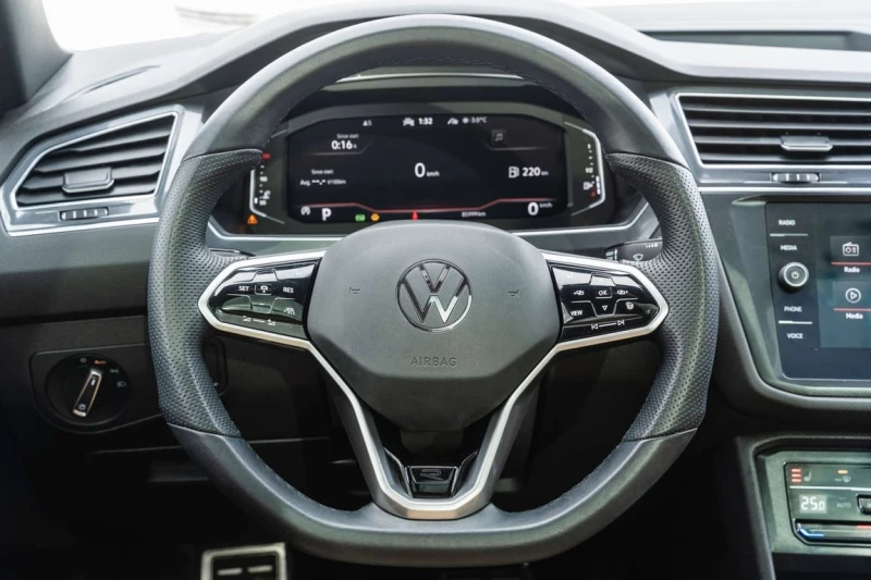 VW Tiguan 4Motion SE R Line Black  CARFAX, снимка 13 - Автомобили и джипове - 53213803