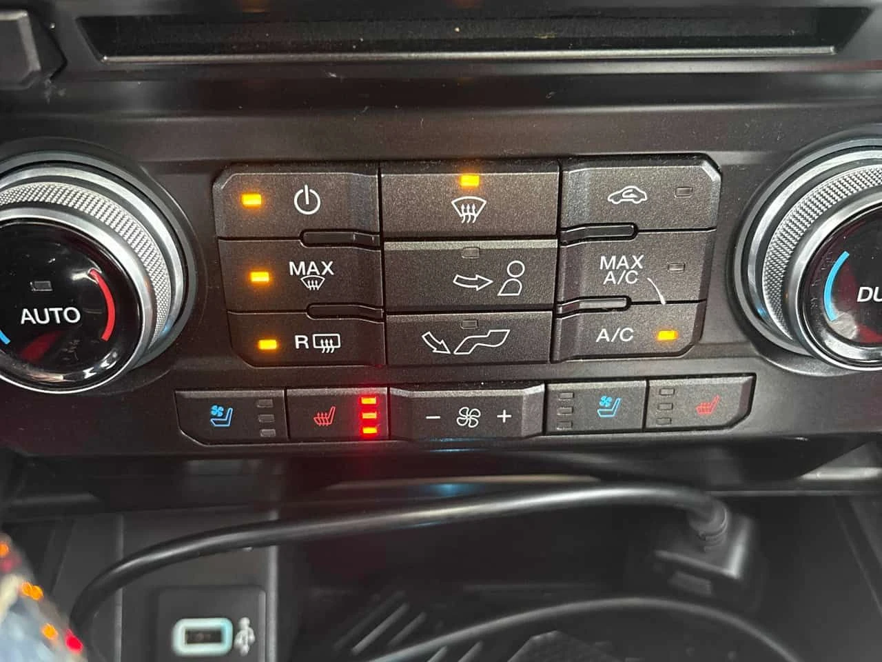 Ford F150 * 4WD SuperCrew Box * PANO* KEYLESS* ПОДГРЕВ* , снимка 10 - Автомобили и джипове - 53827575