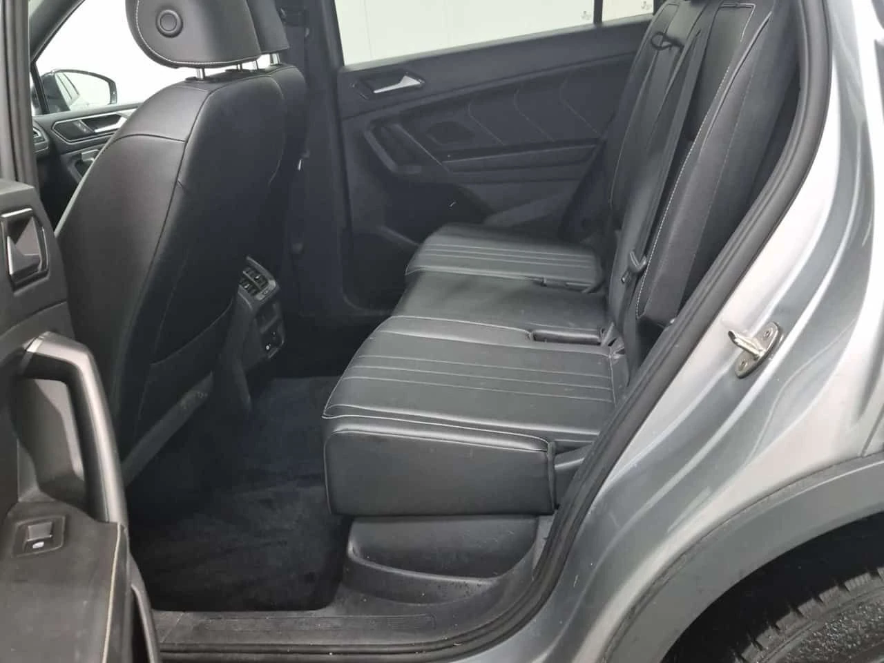 VW Tiguan * COMFORTLINE R LINE BLACK EDITION * CARFAX * ПАНО, снимка 12 - Автомобили и джипове - 54410672
