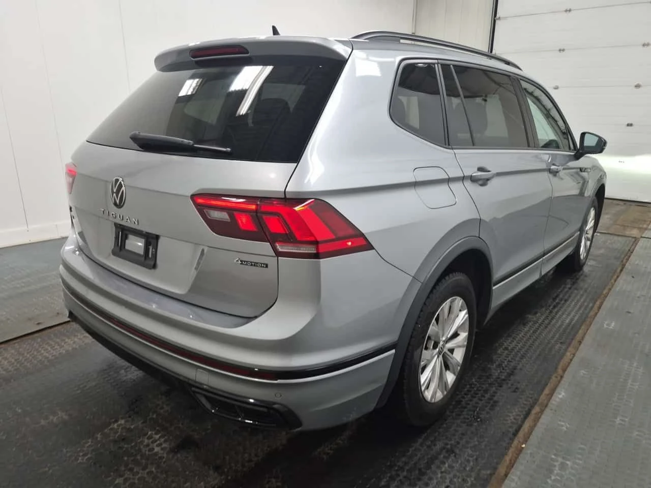 VW Tiguan * COMFORTLINE R LINE BLACK EDITION * CARFAX * ПАНО, снимка 3 - Автомобили и джипове - 54410672