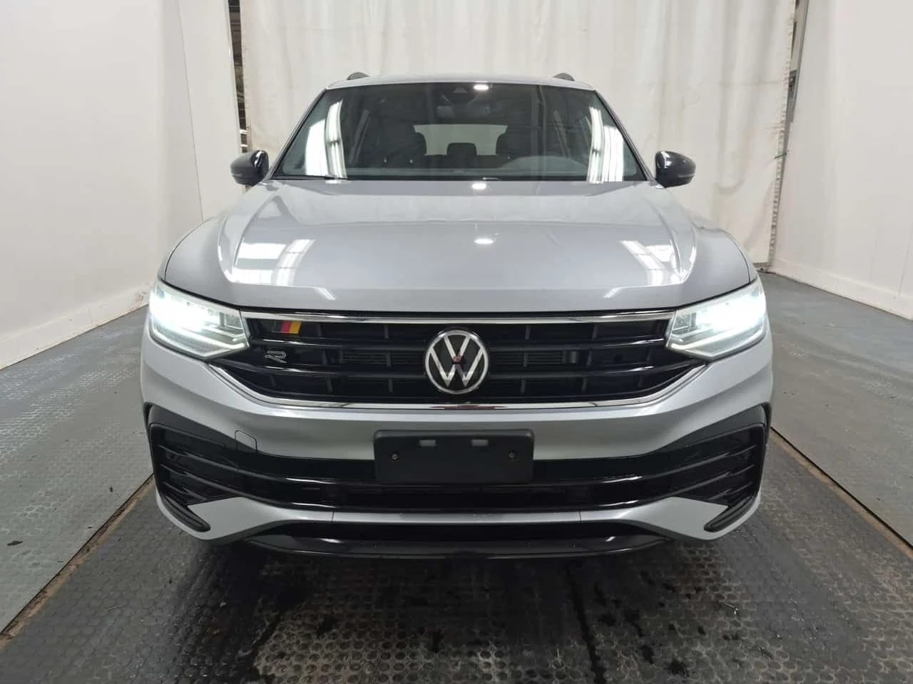VW Tiguan * COMFORTLINE R LINE BLACK EDITION * CARFAX * ПАНО, снимка 6 - Автомобили и джипове - 54410672