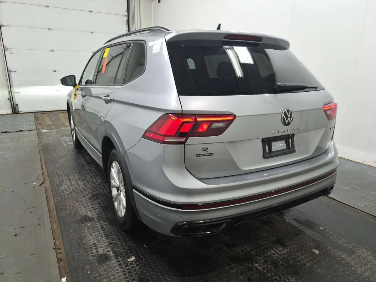 VW Tiguan * COMFORTLINE R LINE BLACK EDITION * CARFAX * ПАНО, снимка 4 - Автомобили и джипове - 54410672