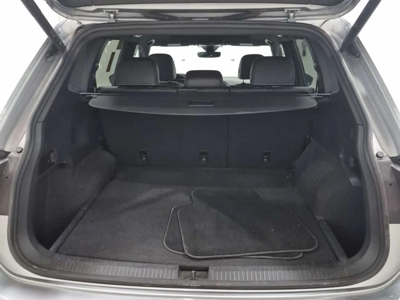VW Tiguan * COMFORTLINE R LINE BLACK EDITION * CARFAX * ПАНО, снимка 14 - Автомобили и джипове - 54410672