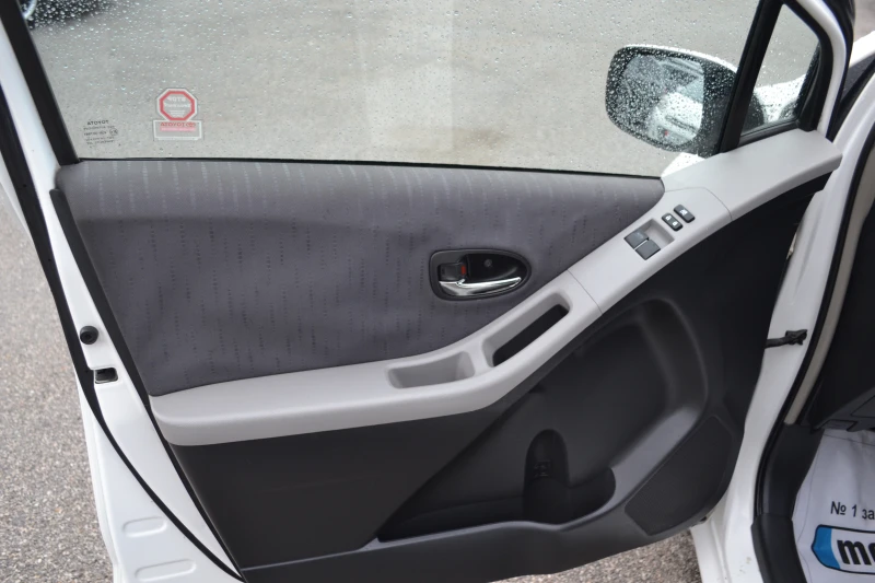 Toyota Yaris 1.4D-4D, снимка 11 - Автомобили и джипове - 47305585