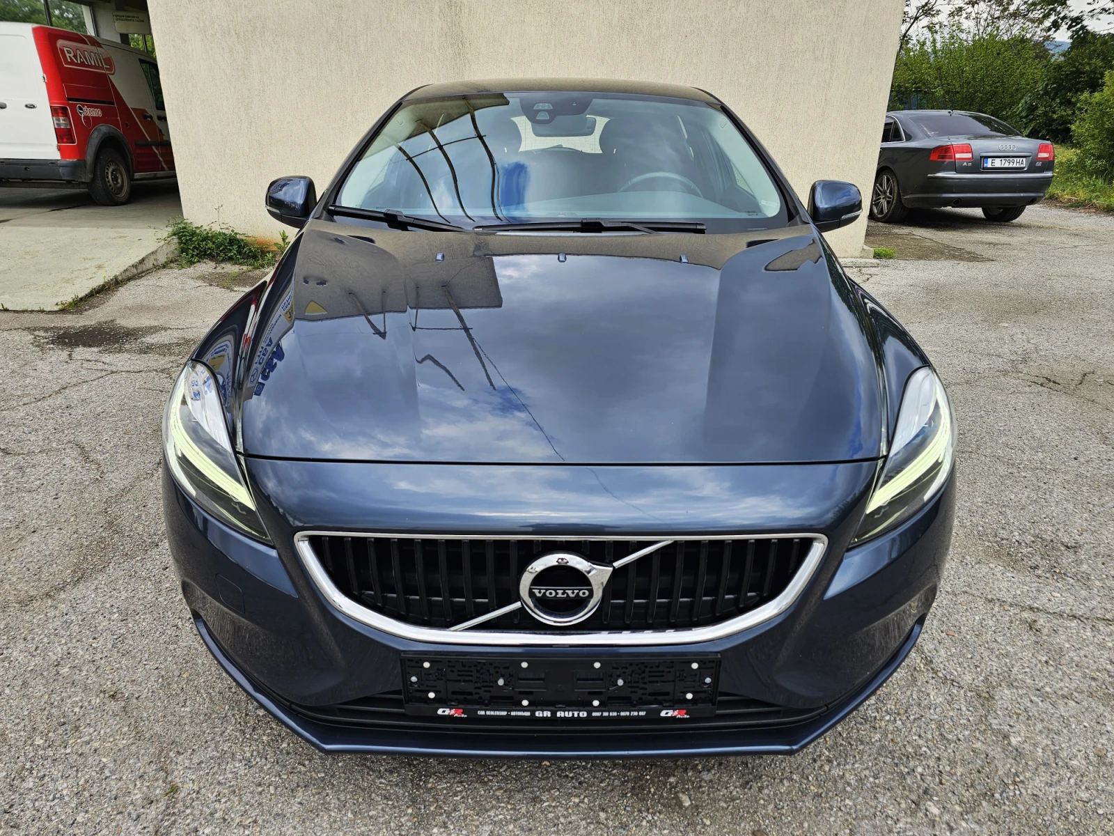 Volvo V40 2.0 GEARTRONIC R-DESIGN EURO 6D - изображение 2