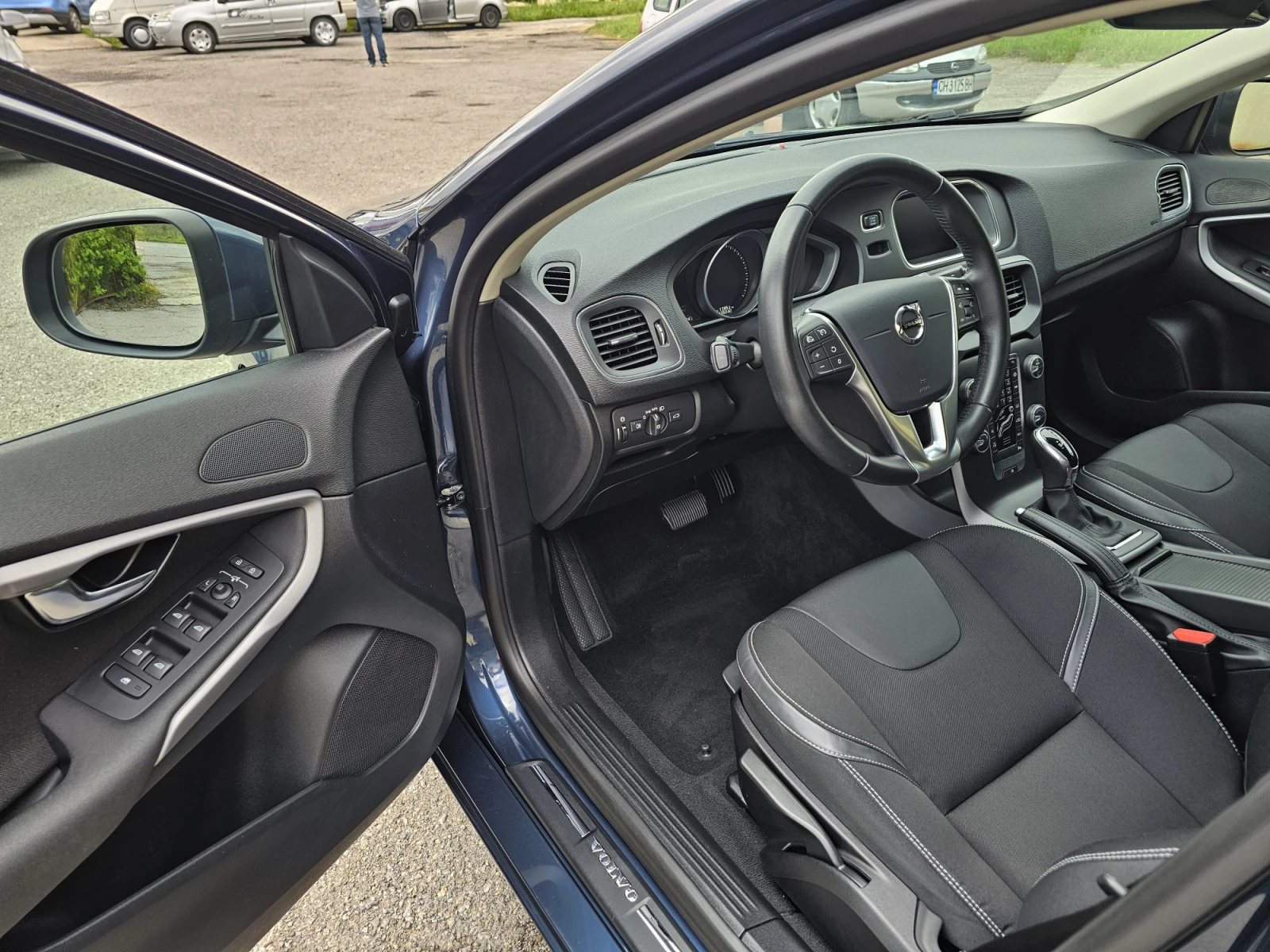 Volvo V40 2.0 GEARTRONIC R-DESIGN EURO 6D - изображение 9