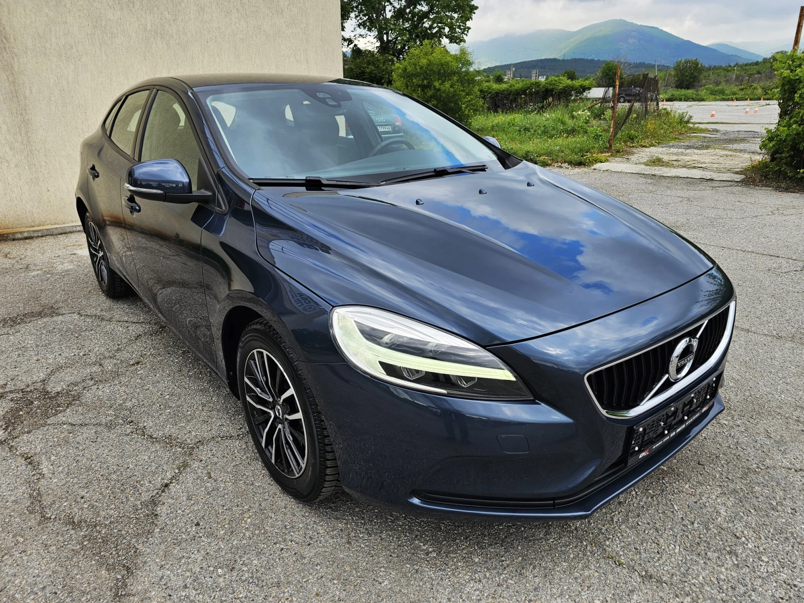 Volvo V40 2.0 GEARTRONIC R-DESIGN EURO 6D - изображение 3