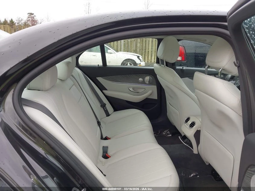 Mercedes-Benz E 350 4MATIC С РЕГИСТРАЦИЯ & АВТО КРЕДИТ , снимка 11 - Автомобили и джипове - 54032646