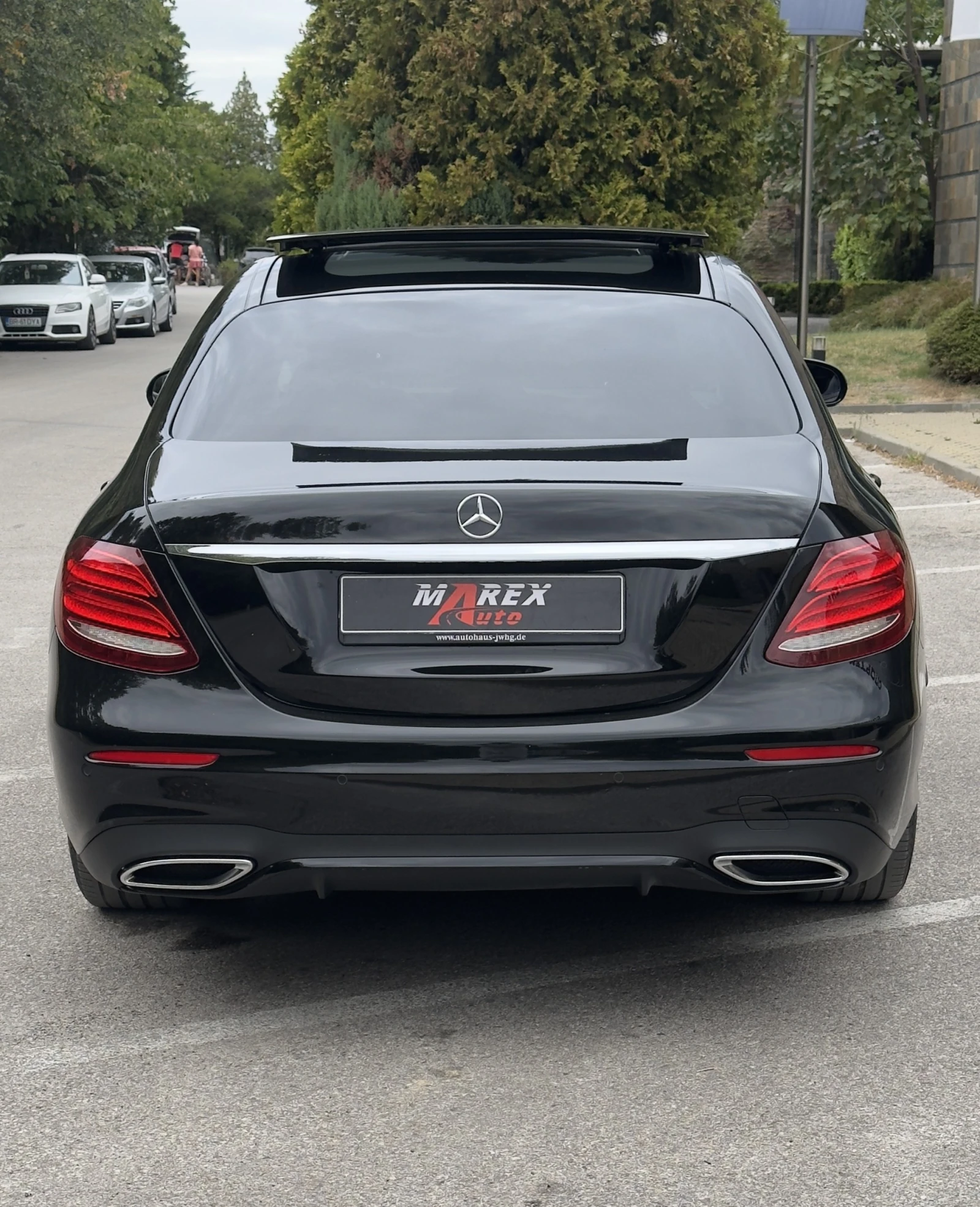 Mercedes-Benz E 400 AMG * 4Matic * Pano * TOP * Лизинг * Бартер, снимка 4 - Автомобили и джипове - 56202798