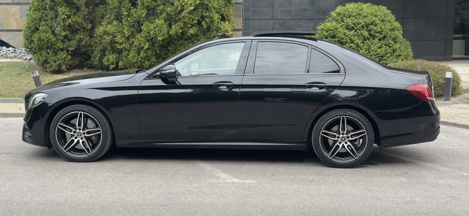 Mercedes-Benz E 400 AMG * 4Matic * Pano * TOP * Лизинг * Бартер, снимка 5 - Автомобили и джипове - 56202798