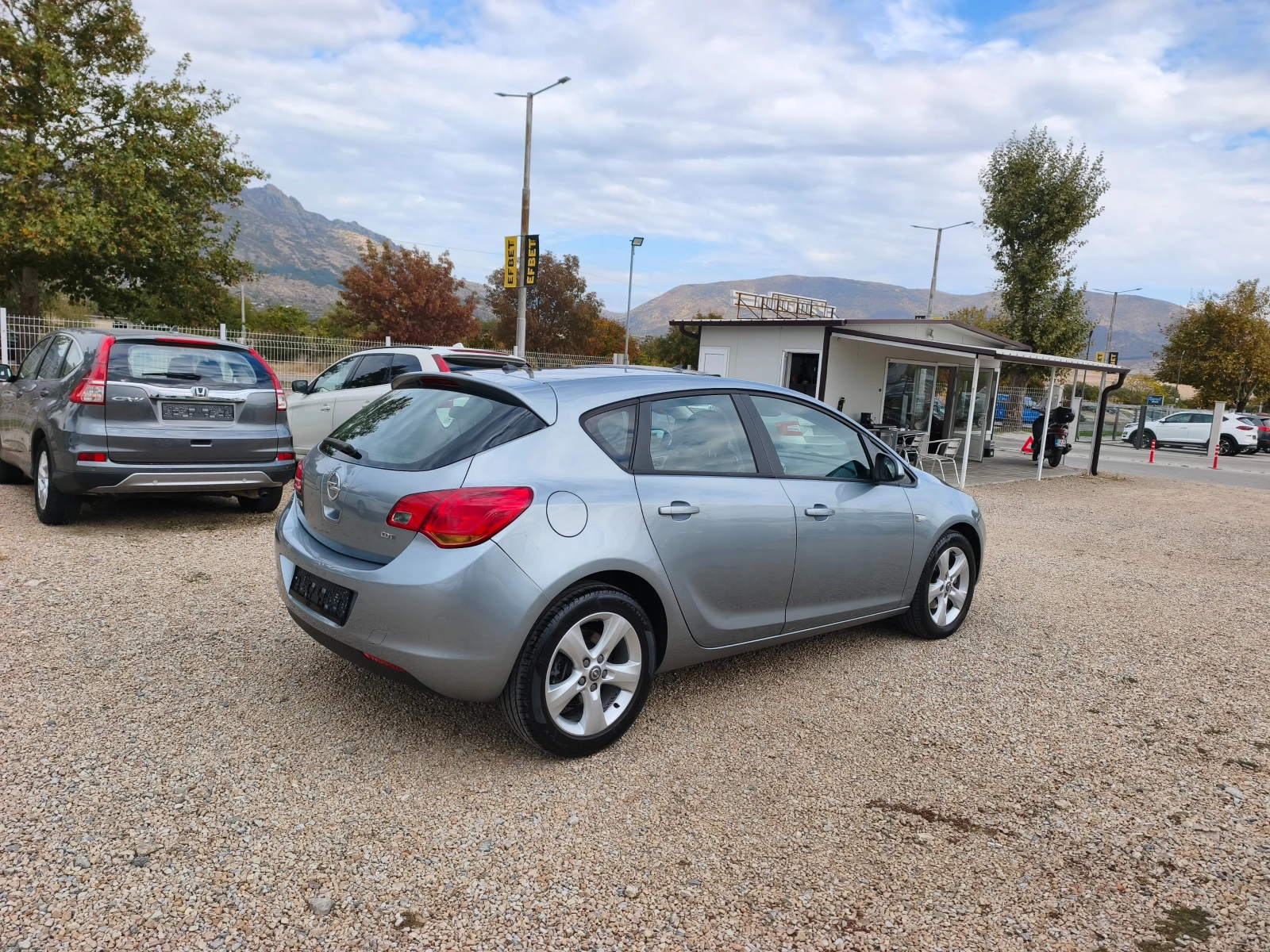 Opel Astra КАТО НОВА, снимка 5 - Автомобили и джипове - 56461350