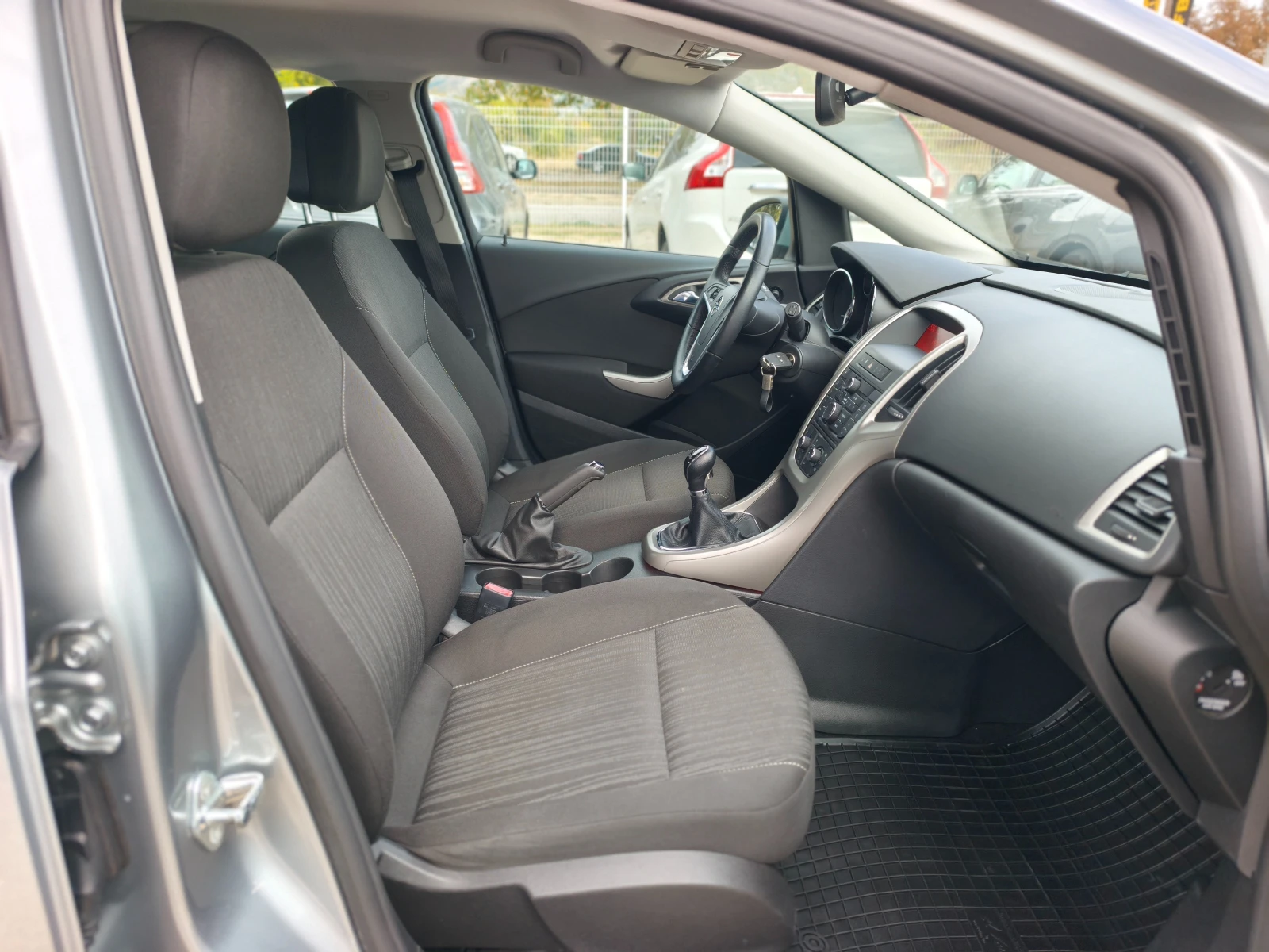Opel Astra КАТО НОВА, снимка 13 - Автомобили и джипове - 56461350