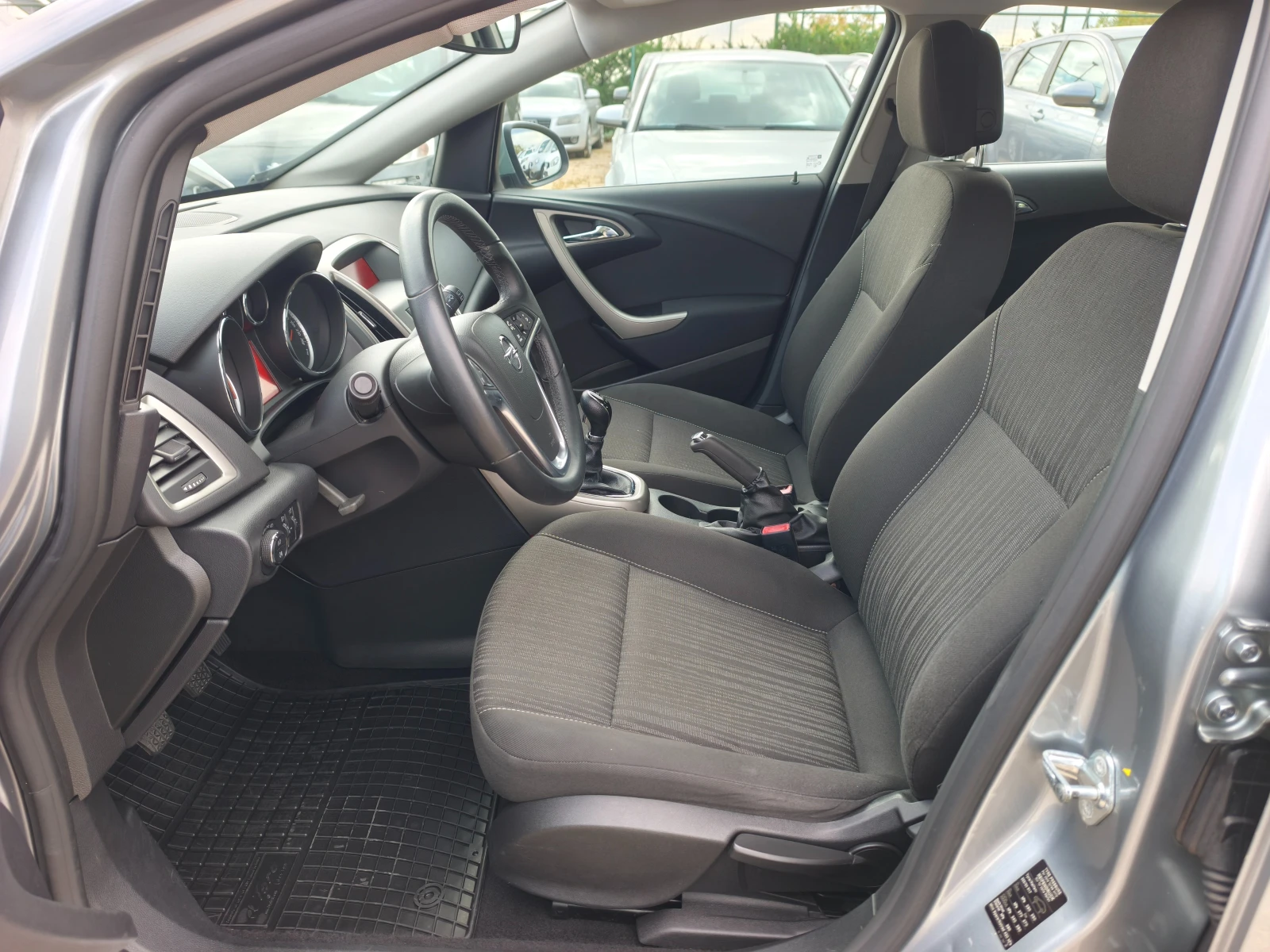 Opel Astra КАТО НОВА, снимка 11 - Автомобили и джипове - 56461350