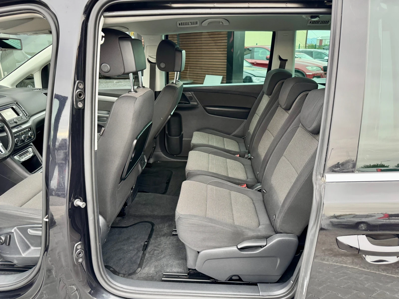 VW Sharan 4Motion* Navi* Подгрев* Лизинг, снимка 9 - Автомобили и джипове - 56481215