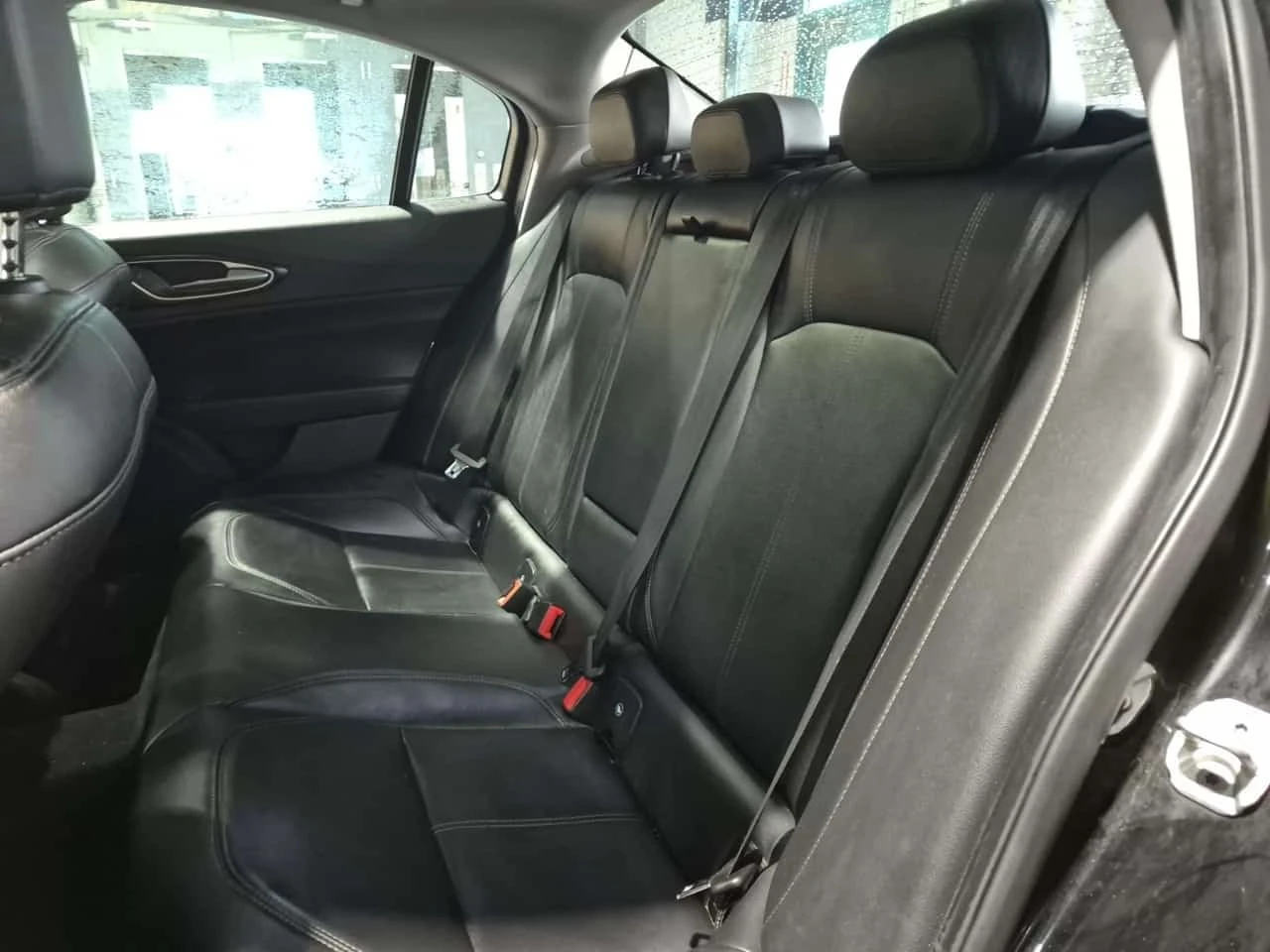Alfa Romeo Giulia * 4DR SDN AWD * CARFAX * , снимка 12 - Автомобили и джипове - 56702465