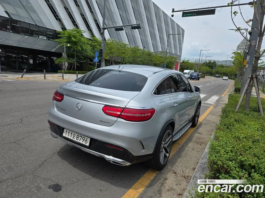 Mercedes-Benz GLE 350 КУПЕ * 360 КАМЕРИ * ДВД * АСИСТ ПАКЕТ * * , снимка 4 - Автомобили и джипове - 55791369