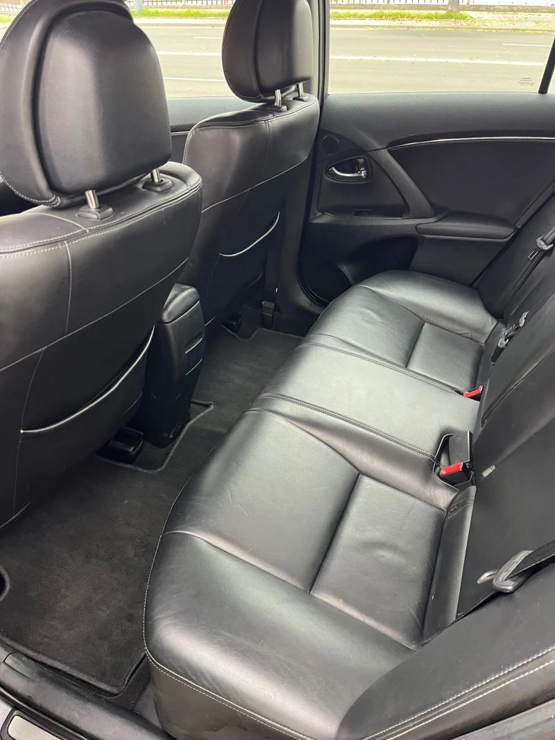 Toyota Avensis 2.0 Автомат Газ/Бензин, снимка 9 - Автомобили и джипове - 52428603