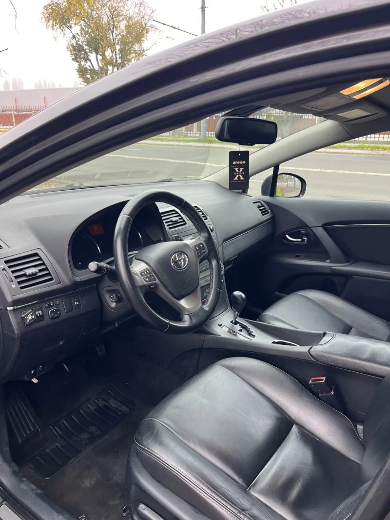 Toyota Avensis 2.0 Автомат Газ/Бензин, снимка 4 - Автомобили и джипове - 52428603